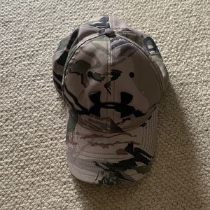 Camo Under Armour snap back hat